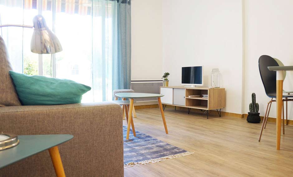 Canapé convertible, coin repas et TV