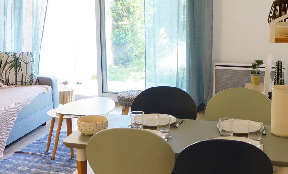 Coin repas, vue sur le jardin