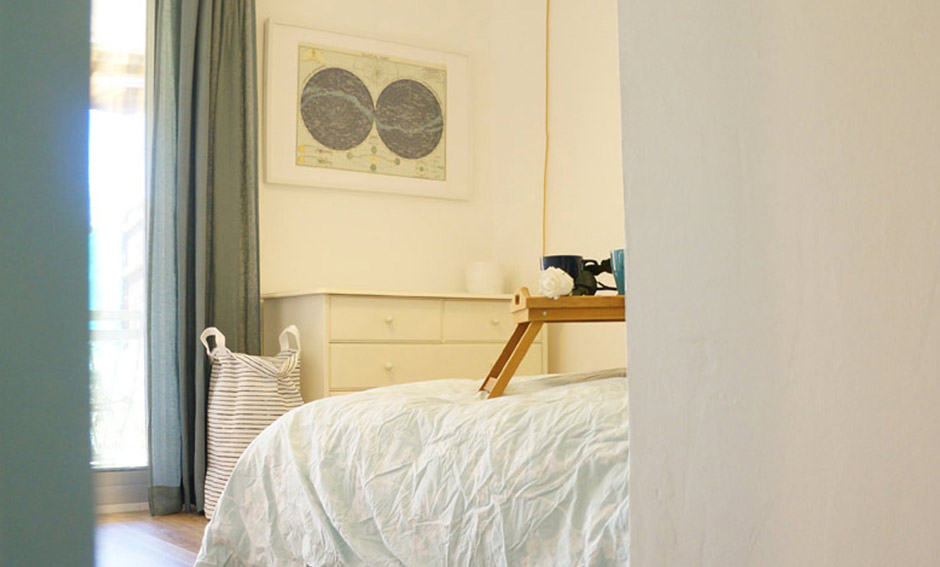 Une chambre claire et des rangements